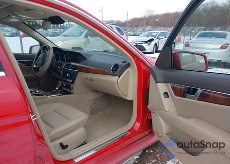 2013 Mercedes-Benz C 300 Sport 4Matic z USA, uszkodzony, nr VIN WDDGF8AB8DR247057